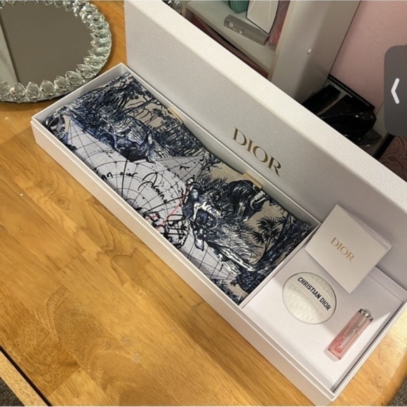 Dior Around the World Tote Bag and Le Baume-Lip Glow Reviver - Picture 6 of 7